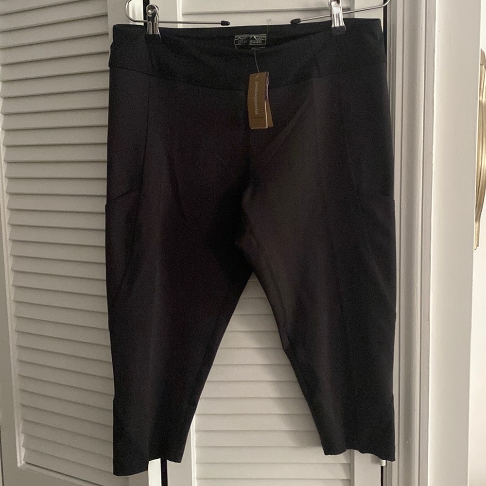 NWT PATAGONIA Capris, sz L